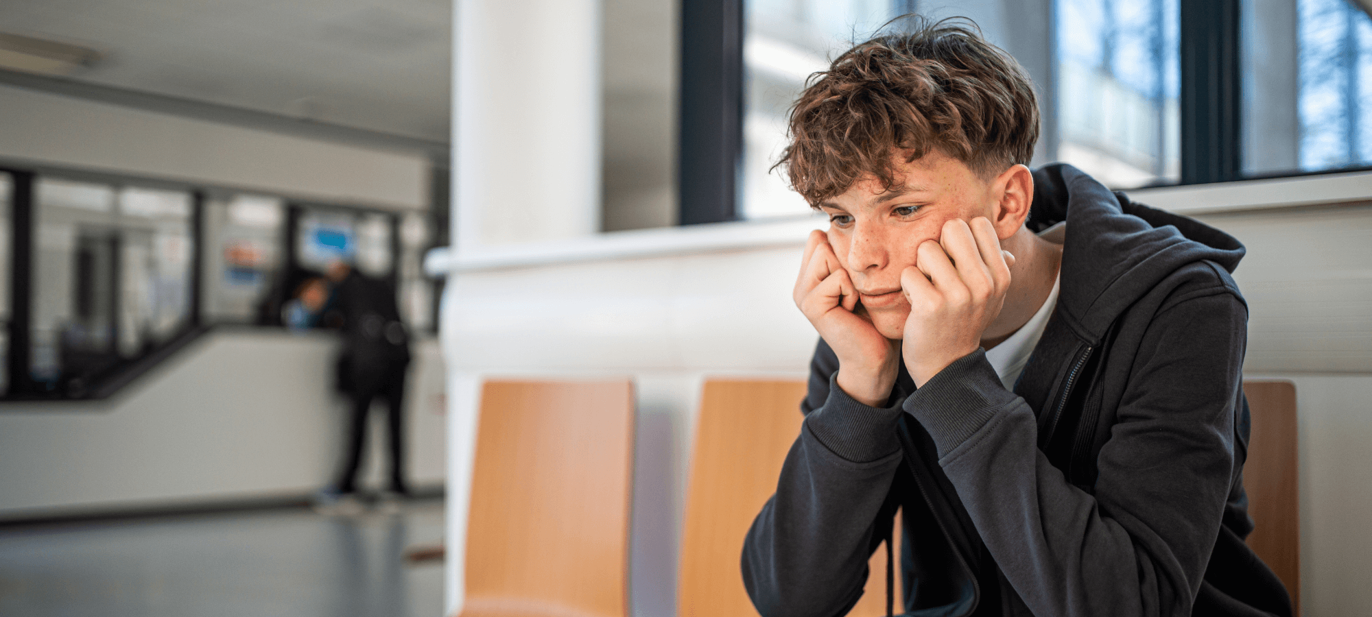 Figlio aspetta genitore seduto