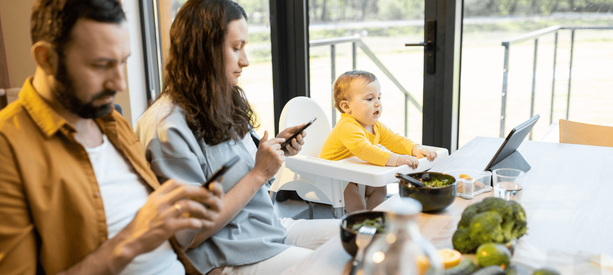 Genitori al telefono mentre il bimbo mangia